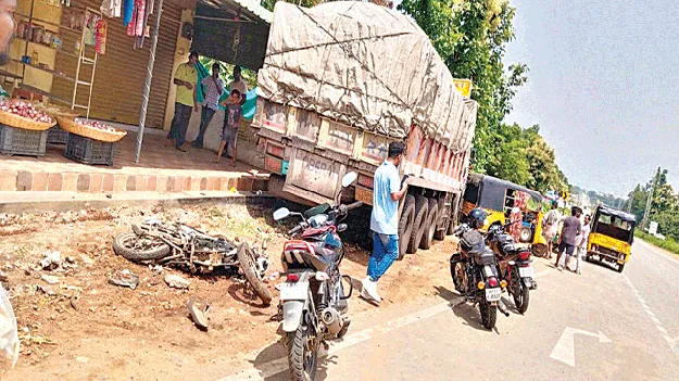The lorry that ran over దూసుకెళ్లిన లారీ