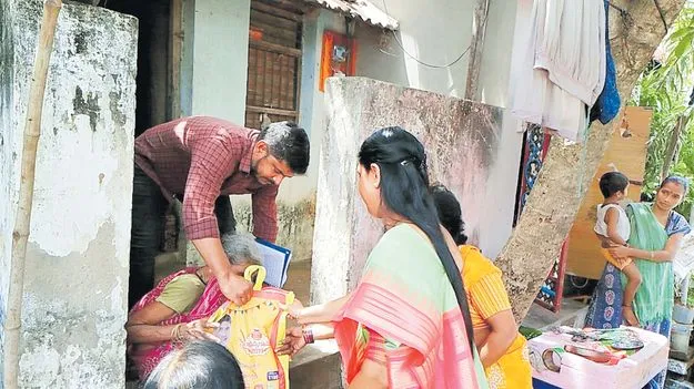 వృద్ధులు, దివ్యాంగులకు ఇంటికే రేషన్‌