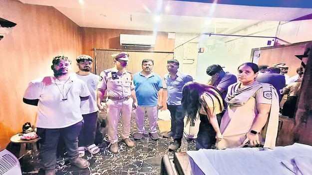 స్పా ముసుగులో వ్యభిచారం!