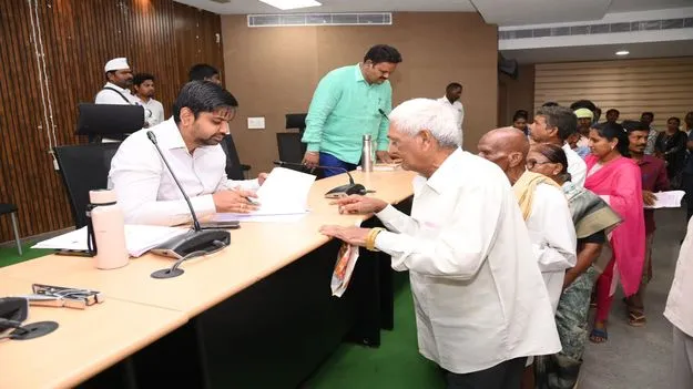 ప్రజావాణి దరఖాస్తులను సత్వరమే పరిష్కరించాలి