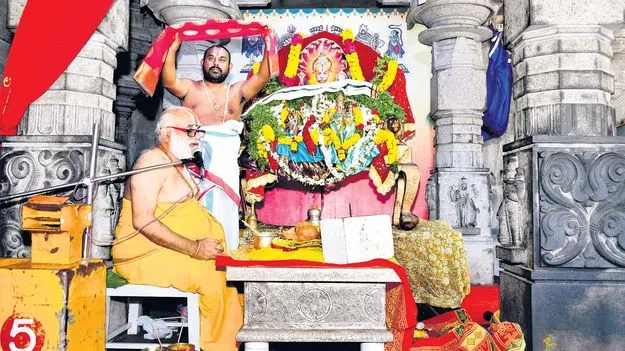 యాదగిరీశుడికి శాస్త్రోక్తంగా నిత్య పూజలు