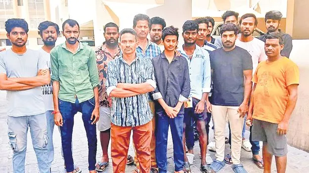 Godavari youth: దుబాయిలో రోడ్డున పడ్డ గోదావరి యువకులు
