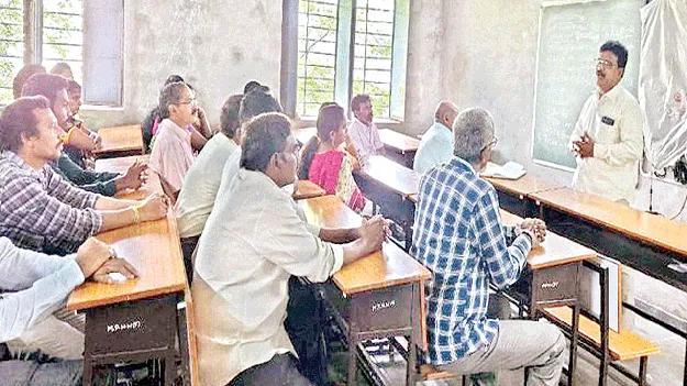 ఒకేషనల్‌ జూనియర్‌ కళాశాల తనిఖీ 