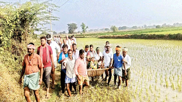 నది ఒడ్డున శ్మశానానికి రోడ్డు 