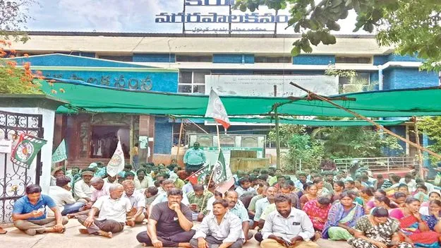 కార్మికుల ధర్నా టెంట్‌ తొలగింపు