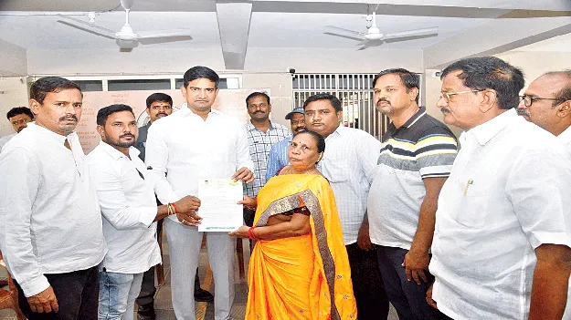 బాధితులను ఆదుకోవడంలో ముందుంటాం