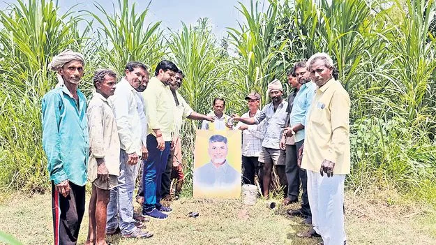 సీఎం చంద్రబాబు చిత్రపటానికి పాలాభిషేకం