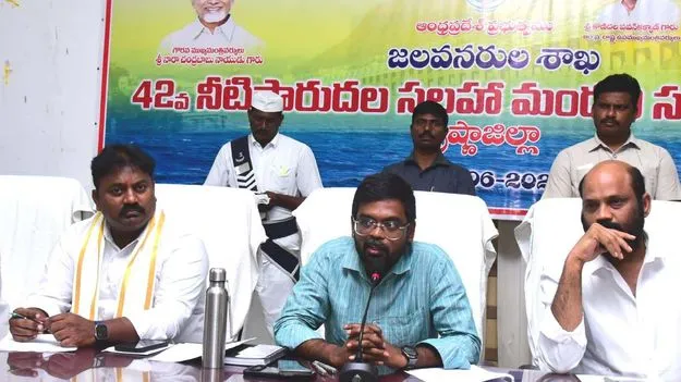 కాలువల్లో పనులు చేశాకే.. సాగునీరు విడుదల చేయాలి