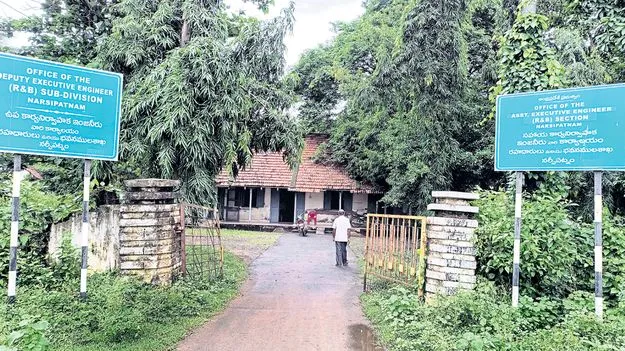 పురాతన భవనంలో బిక్కుబిక్కుమంటూ విధులు