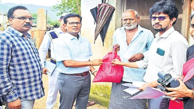 వృద్ధులు, దివ్యాంగుల ఇంటికే రేషన్‌