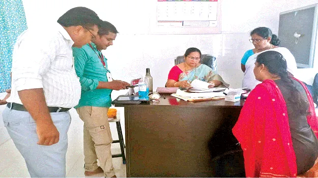 కరోనాపై అప్రమత్తం చేయాలి