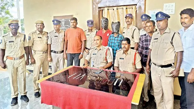 చోరీ కేసుల్లో నిందితుల అరెస్టు