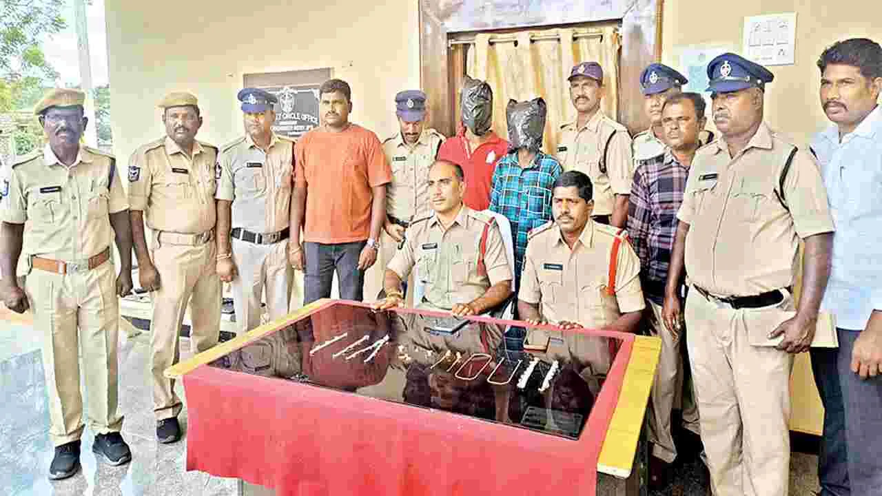    చోరీ కేసుల్లో నిందితుల అరెస్టు