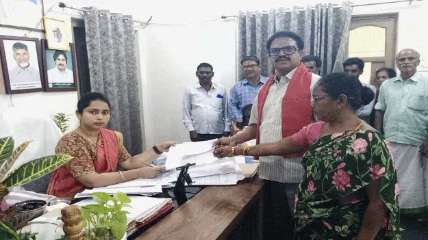 కార్మికుల సమ్మెపై నోటీసు అందజేత