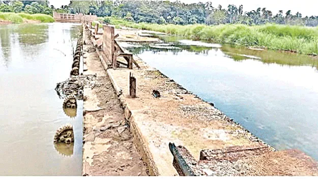 are they fitting the shutters? షట్టర్లు బిగిస్తారా?