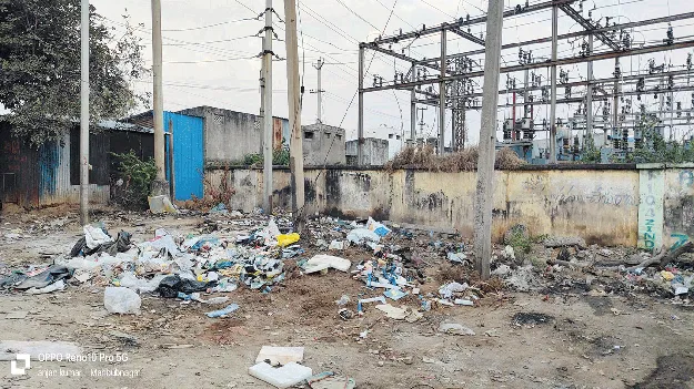 చెత్తకు నిలయం.. కరెంట్‌ ఆఫీసు