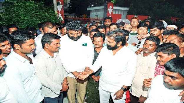 రైతులకు బేడీలు వేస్తారా?