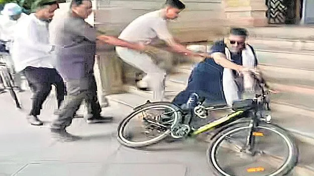 సైకిల్‌పై నుంచి జారిపడ్డ డీకే శివకుమార్‌