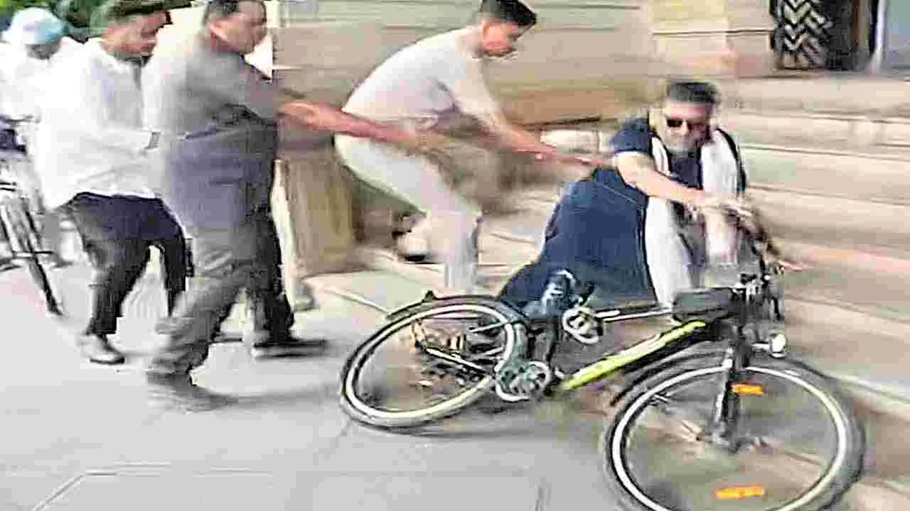 సైకిల్‌పై నుంచి జారిపడ్డ డీకే శివకుమార్‌