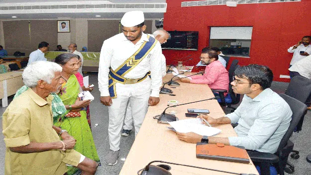 ఫిర్యాదులకు ప్రాధాన్యం ఇవ్వాలి