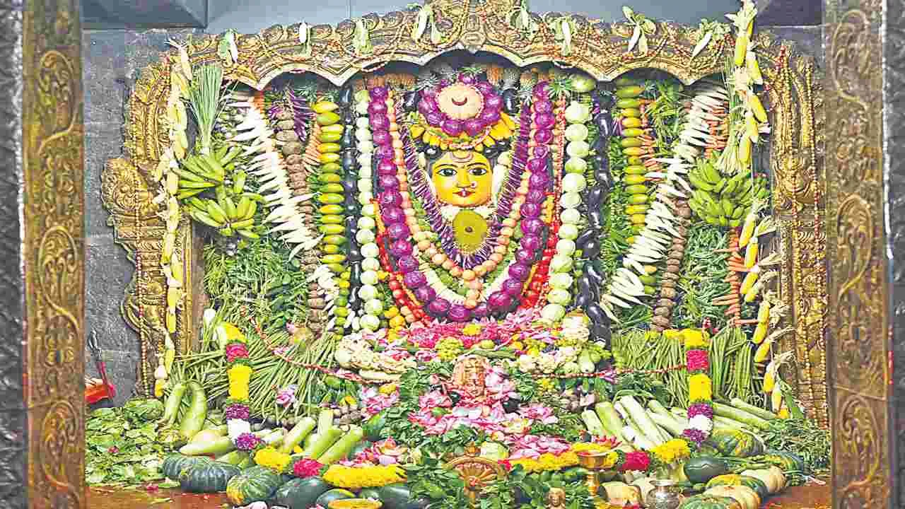 Guru Purnima: శాకంబరి అలంకరణలో భద్రకాళి