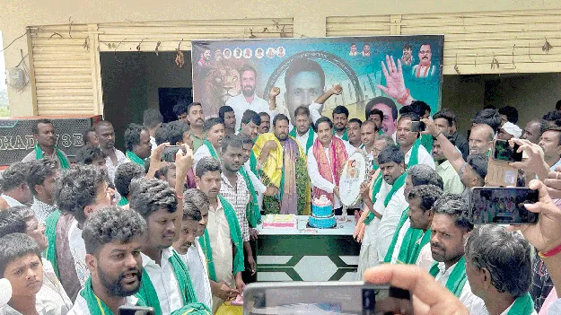 కళాకారులను గౌరవించడం అభినందనీయం