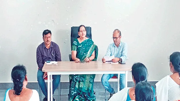 గర్భిణుల్లో రక్తహీనతను అరికట్టాలి : డీఎంహెచ్‌వో