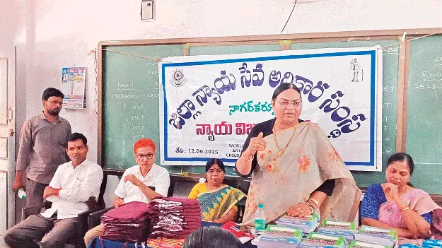 బాల, బాలికలు విధిగా పాఠశాలల్లో చేరాలి