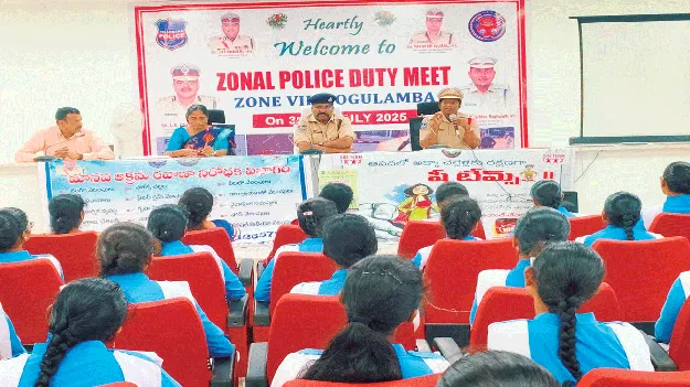 మహిళలు, విద్యార్థులు ధైర్యంగా ఉండాలి