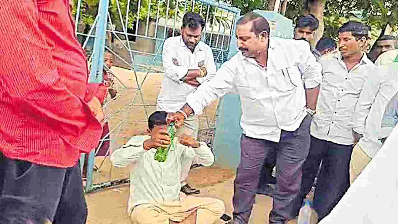 Nirmal: బిల్లుల కోసం బడికి తాళం వేసి కాంట్రాక్టర్‌ ఆందోళన 