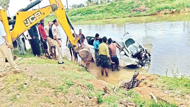  దైవ దర్శనానికి వచ్చి వెళ్తూ...