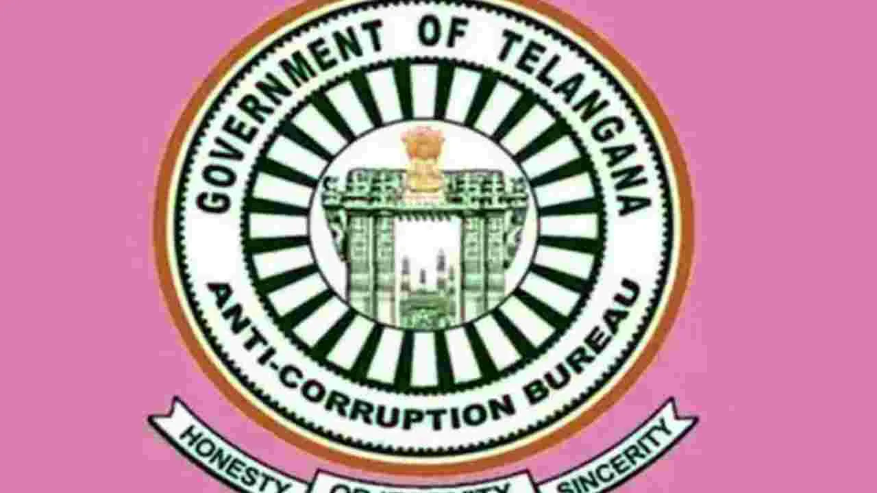 ఏసీబీకి చిక్కిన ముగ్గురు అధికారులు 