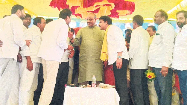 పొగాకు రైతులను కోవాలి