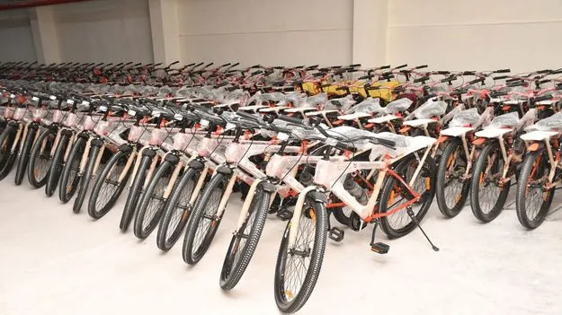 Karimnagar:   మోదీ కానుకగా విద్యార్థులకు సైకిళ్లు