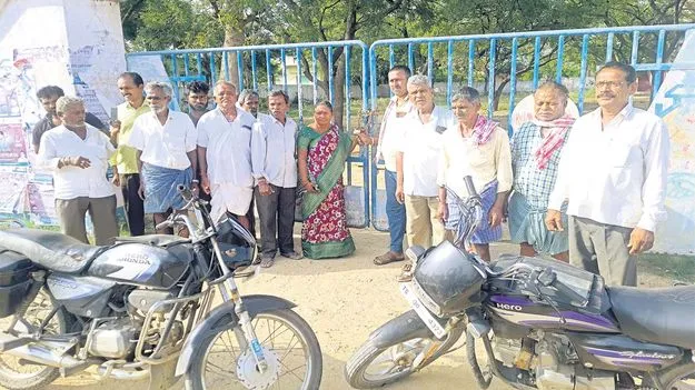 పాల శీతలీకరణ కేంద్రానికి తాళం 