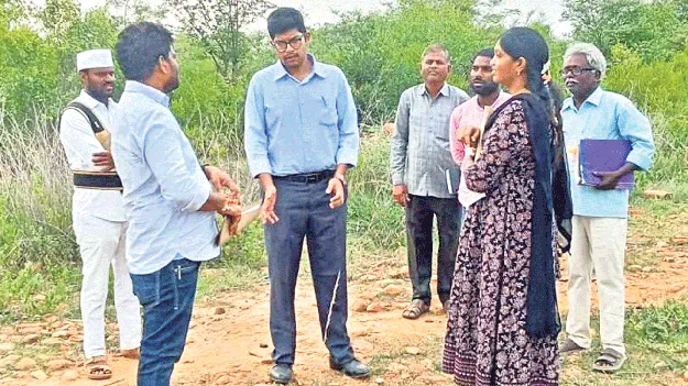 భూములను పరిశీలించిన సబ్కలెక్టర్