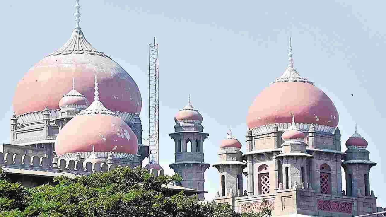 High Court: ఘటనాస్థలంలో లేనప్పుడు  అట్రాసిటీ సెక్షన్లు ఎలా వర్తిస్తాయి? 