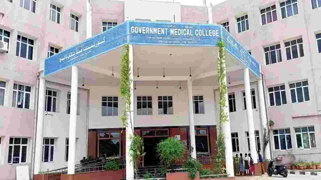 Medical Colleges: ప్రభుత్వ వైద్య కళాశాలలకు ఎన్‌ఎంసీ షోకాజ్‌లు!