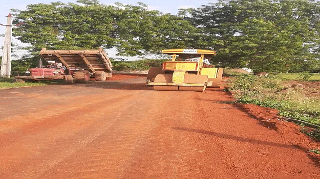 రోడ్డుకు ఇరువైపుల మట్టికుప్పలు తొలగింపు 