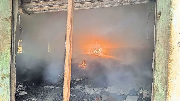 గోదాములో అగ్ని కీలలు 