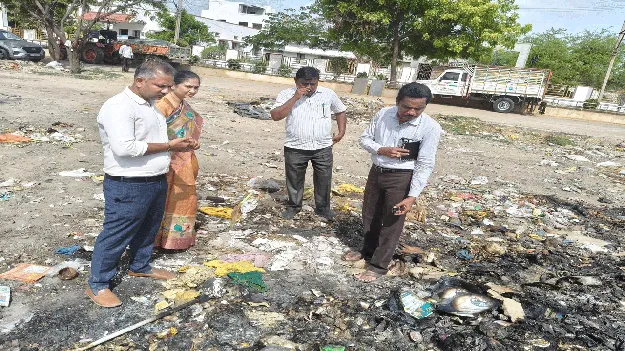 చెత్తకుప్పలో మందులపై వైద్యాధికారుల ఆగ్రహం