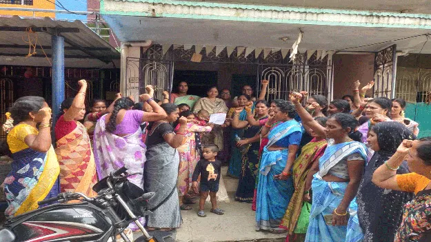 యాప్‌ల భారం తగ్గించాలని అంగన్వాడీల నిరసన 