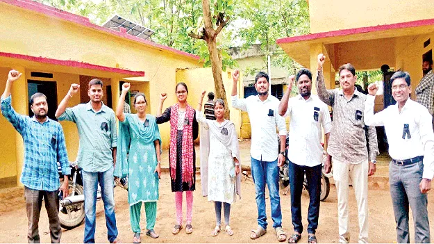 పనిభారం తగ్గించాలంటూ నిరసన