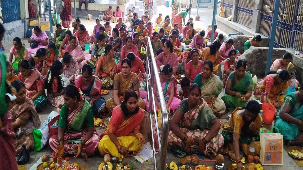 వీరభద్రాలయంలో ఘనంగా రాహుకాల పూజలు