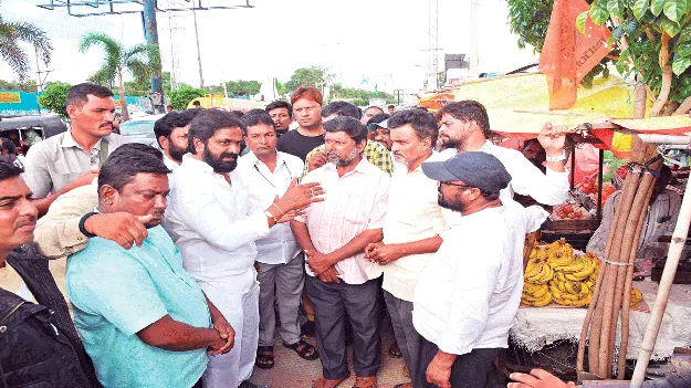 పండ్ల వ్యాపారులపై కక్షసాధింపు వద్దు