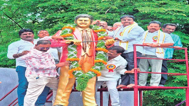 వివాదాస్పదంగా విగ్రహావిష్కరణ