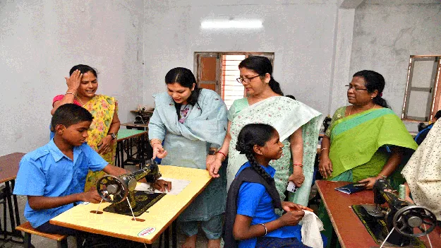 బధిర విద్యార్థులకు అండగా ఉంటాం..