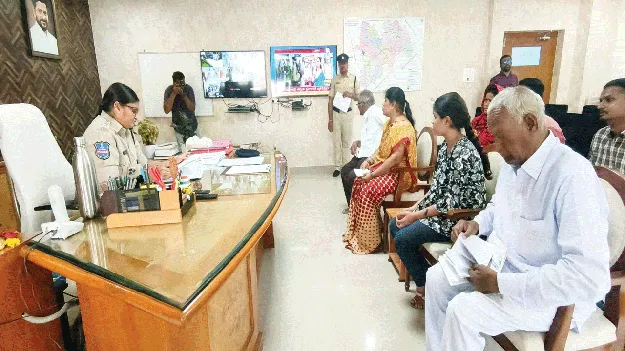 పోలీస్‌ ప్రజావాణికి 12 ఫిర్యాదులు