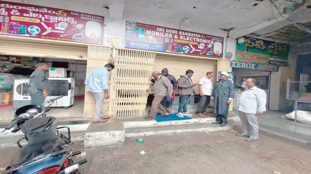  32 అద్దె దుకాణాల సీజ్‌