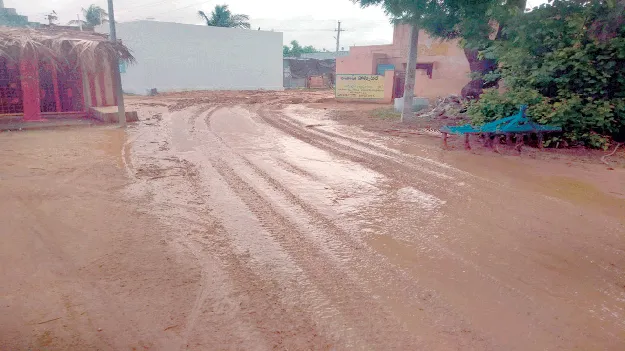 గ్రామీణ రోడ్లు బురదమయం 
